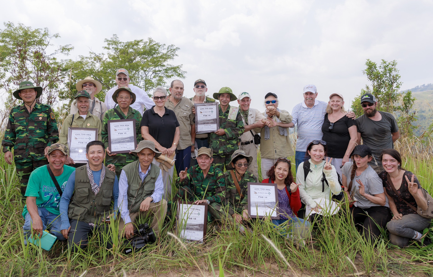Bức ảnh hiếm hoi có mặt anh Trương Đức Bình (hàng đầu, thứ hai từ trái qua) cùng các cựu binh Việt - Mỹ tại Sa Thầy, Kon Tum.