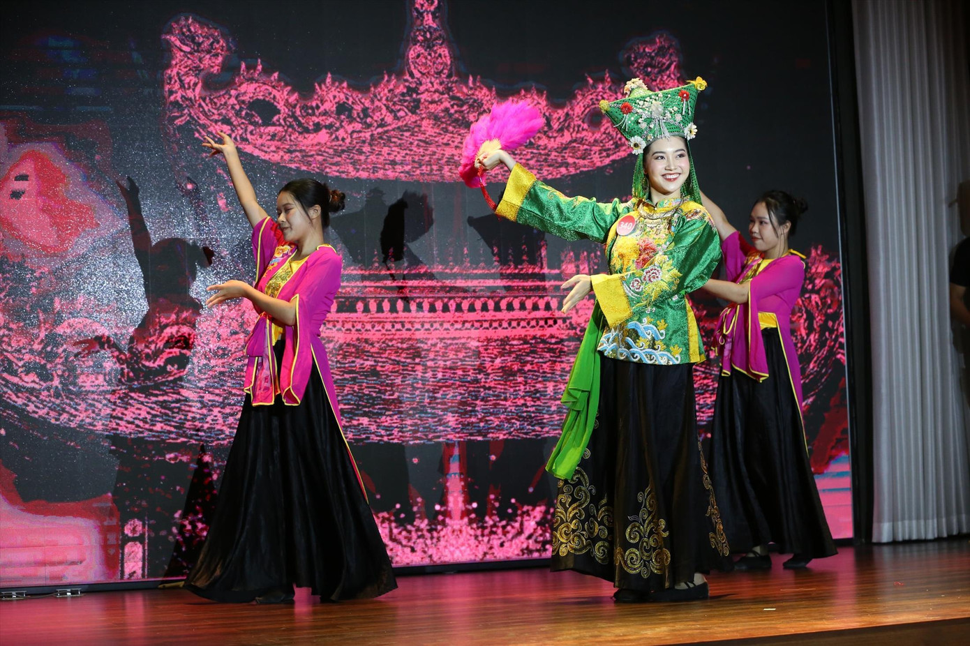 Thí sinh Vũ Phương Thảo với tiết mục múa Cô đôi thượng ngàn