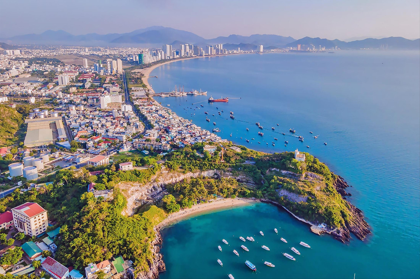 Nha Trang - Khánh Hòa lấy du lịch biển đảo làm trọng tâm, đẩy mạnh nhiều sản phẩm mới như du lịch mạo hiểm, du lịch golf