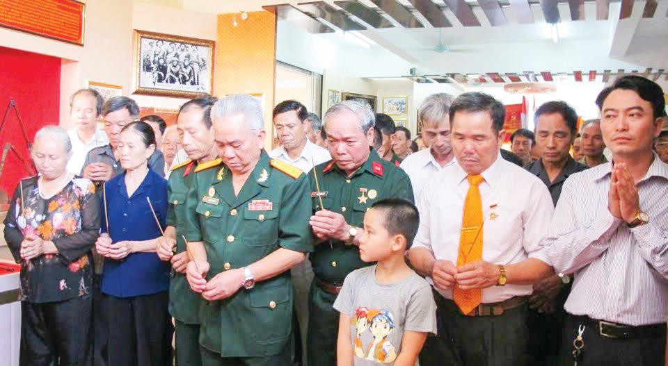 Hàng trước, từ trái sang: Bà Quách Thị Loan (thứ nhất), ông Ngô Sĩ Nguyên (thứ sáu), anh Ngô Văn Việt (thứ bảy) thắp hương tưởng niệm anh hùng liệt sĩ Ngô Văn Nhỡ. Ảnh: Gia đình cung cấp.