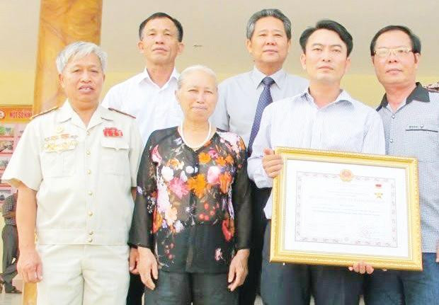 (Từ trái sang) Bà Quách Thị Loan (thứ 2) và anh Ngô Văn Việt (thứ 3) tại lễ truy tặng danh hiệu Anh hùng lực lượng vũ trang nhân dân cho liệt sĩ Ngô Văn Nhỡ. Ảnh: Gia đình cung cấp.