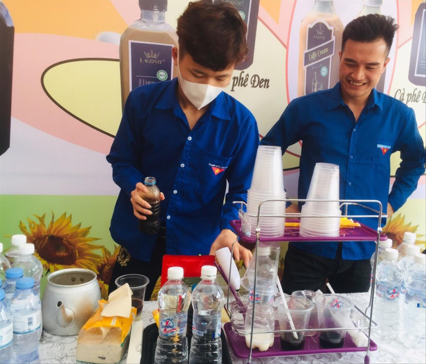 Nguyễn Tuấn Anh (bìa phải) tham gia hoạt động sáng tạo, ngoại khóa Ảnh: Duy Chiến