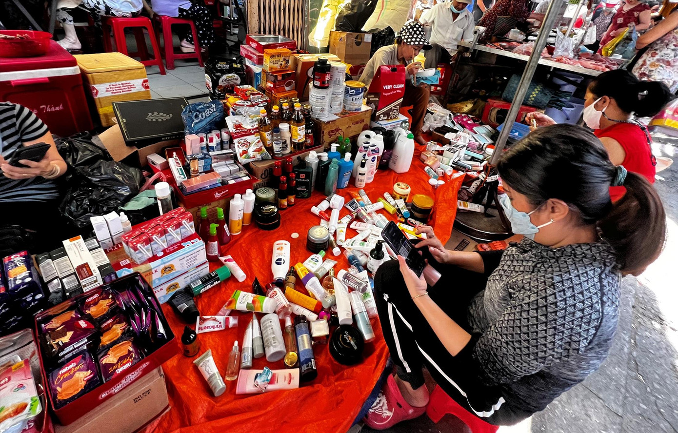 Mỹ phẩm, thời trang mang tên thương hiệu nổi tiếng bán với giá chỉ từ 35.000-50.000 đồng/sản phẩm. Ảnh: U.P Mỹ phẩm, thời trang mang tên thương hiệu nổi tiếng bán với giá chỉ từ 35.000-50.000 đồng/sản phẩm. Ảnh: U.P