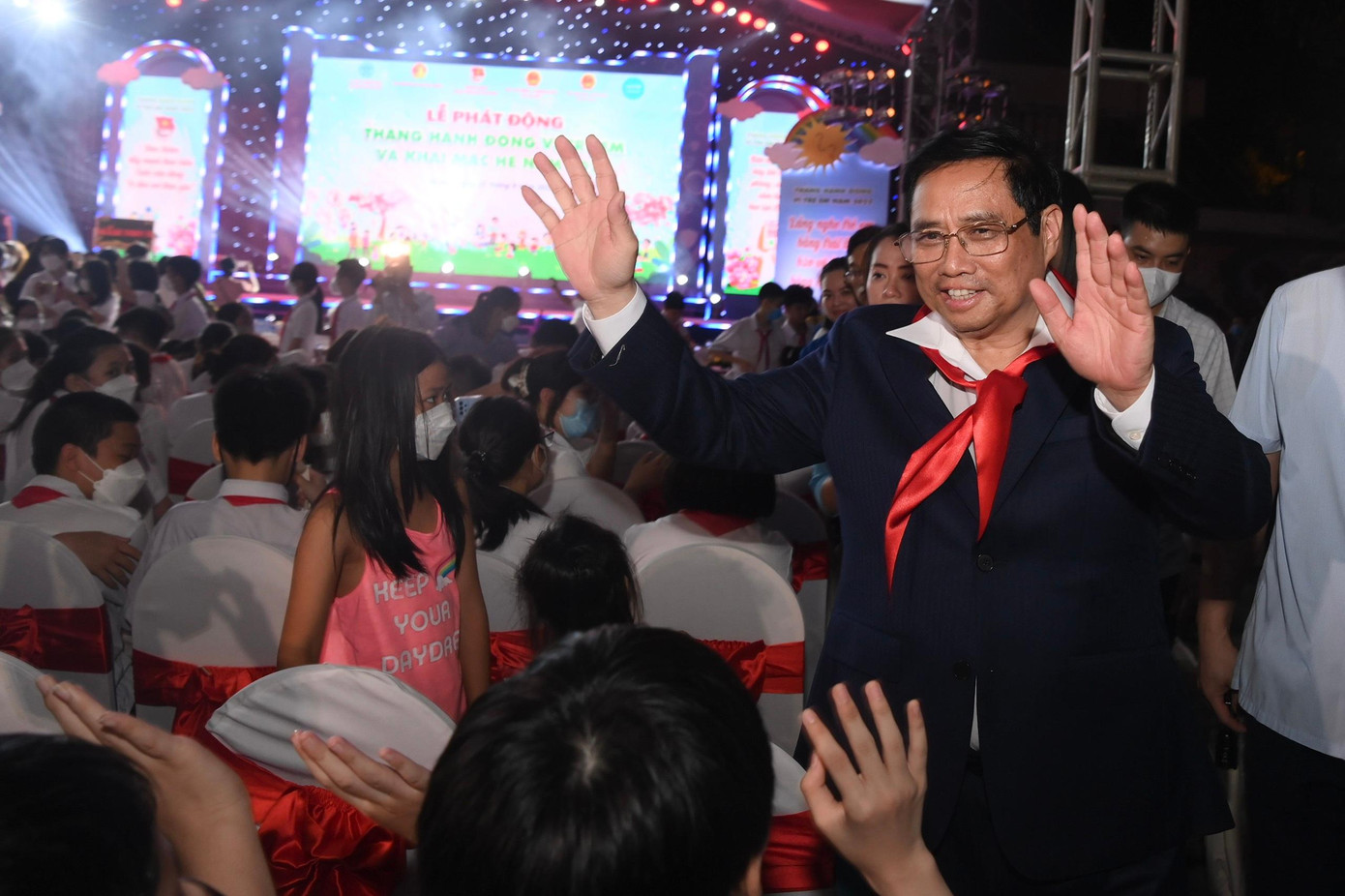 Thủ tướng Phạm Minh Chính gặp mặt thiếu nhi tại Lễ phát động Tháng hành động vì trẻ em và khai mạc hè năm 2022. Ảnh: Như Ý