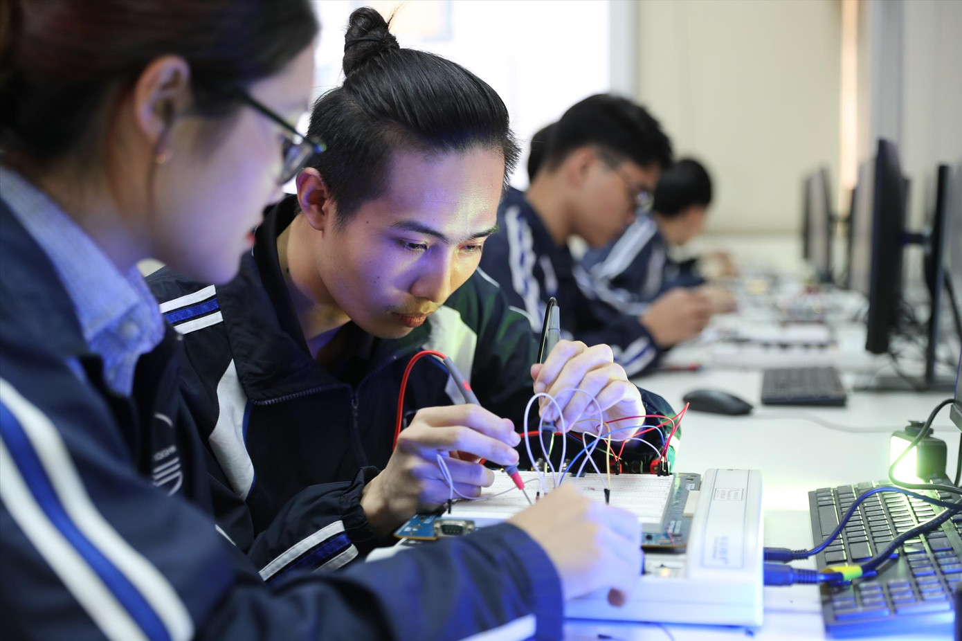 Sinh viên Trường Đại học Công nghệ (Đại học Quốc gia Hà Nội) trong phòng nghiên cứu. Ảnh: Anh Thư