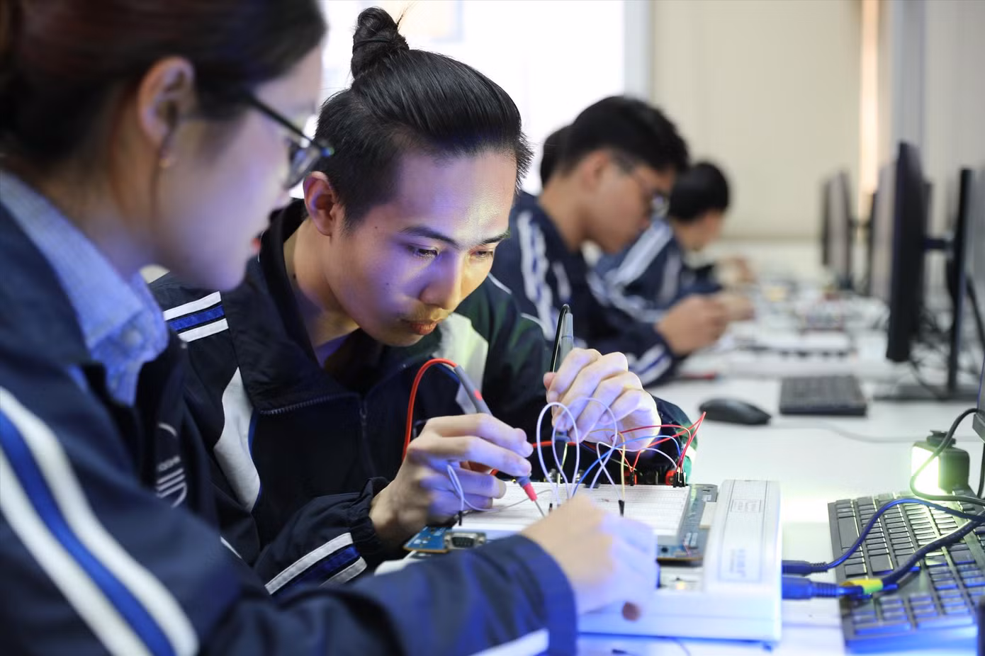 Sinh viên Trường Đại học Công nghệ (Đại học Quốc gia Hà Nội) trong phòng nghiên cứu. Ảnh: Anh Thư