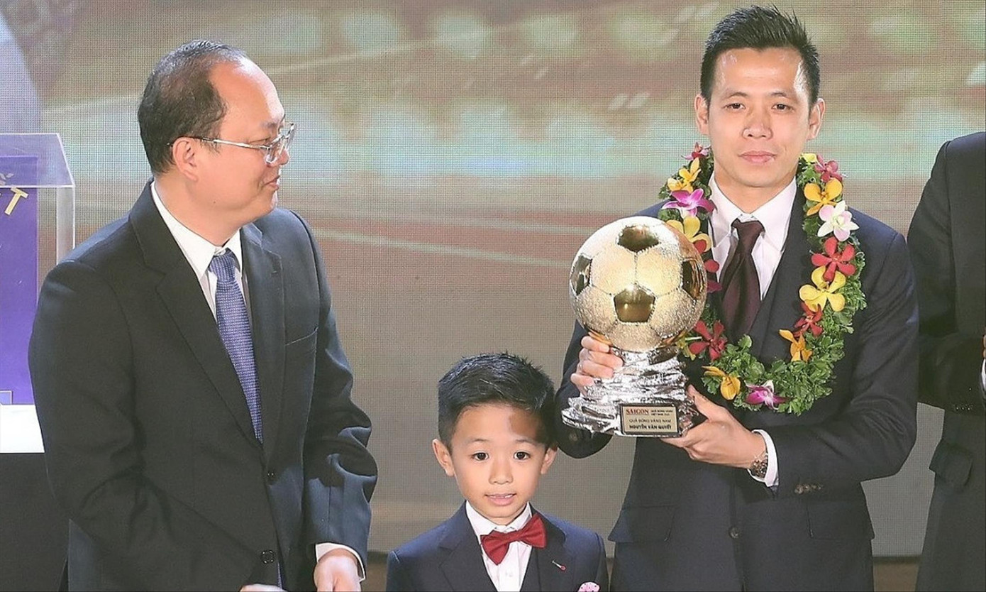 Văn Quyết lần thứ hai là chủ nhân Quả bóng Vàng Việt Nam. Ảnh: Phạm Nguyễn