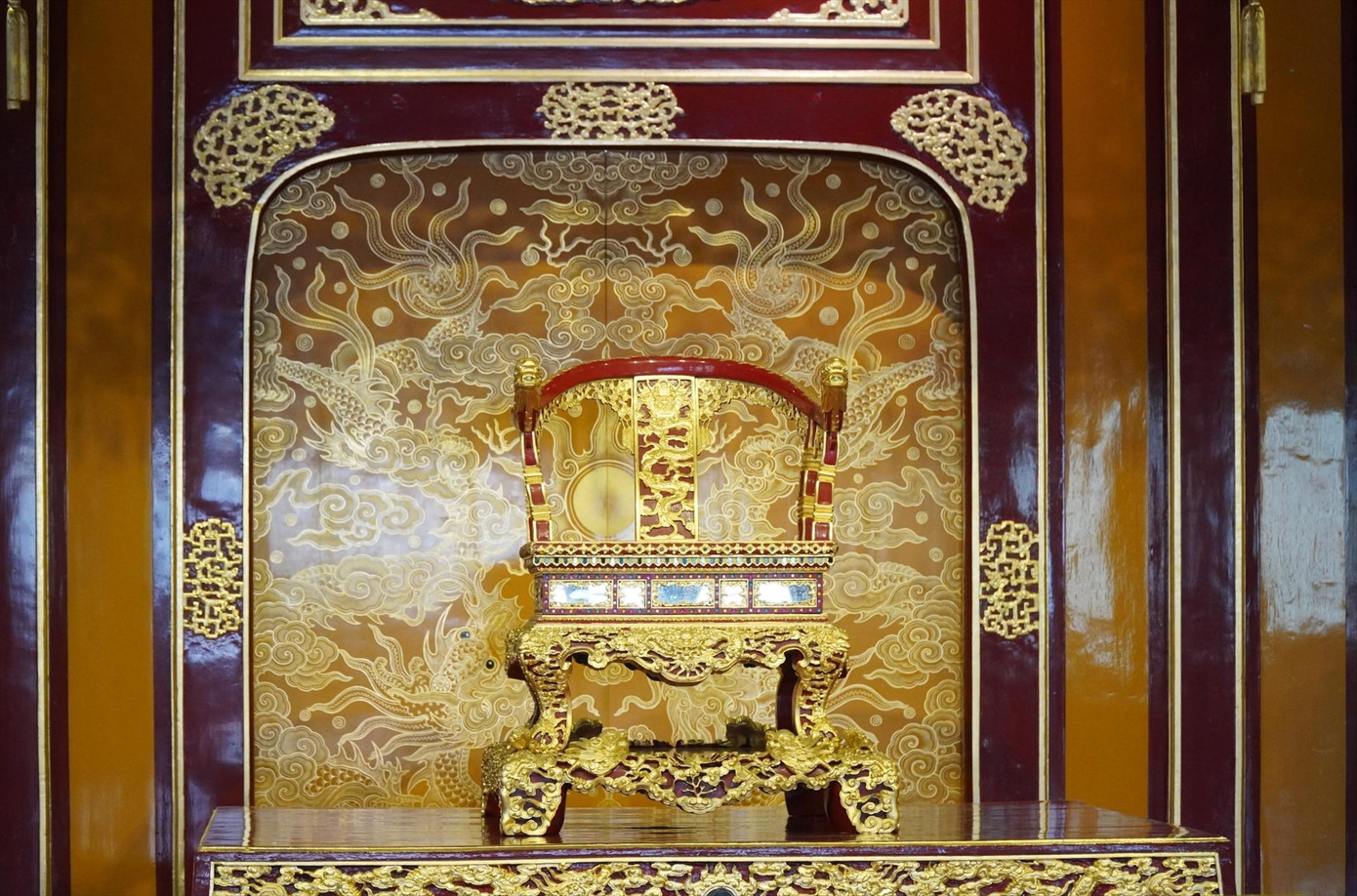 Một chiếc ngai mô phỏng đã được đặt lại tại vị trí bảo vật vừa bị phá hoại