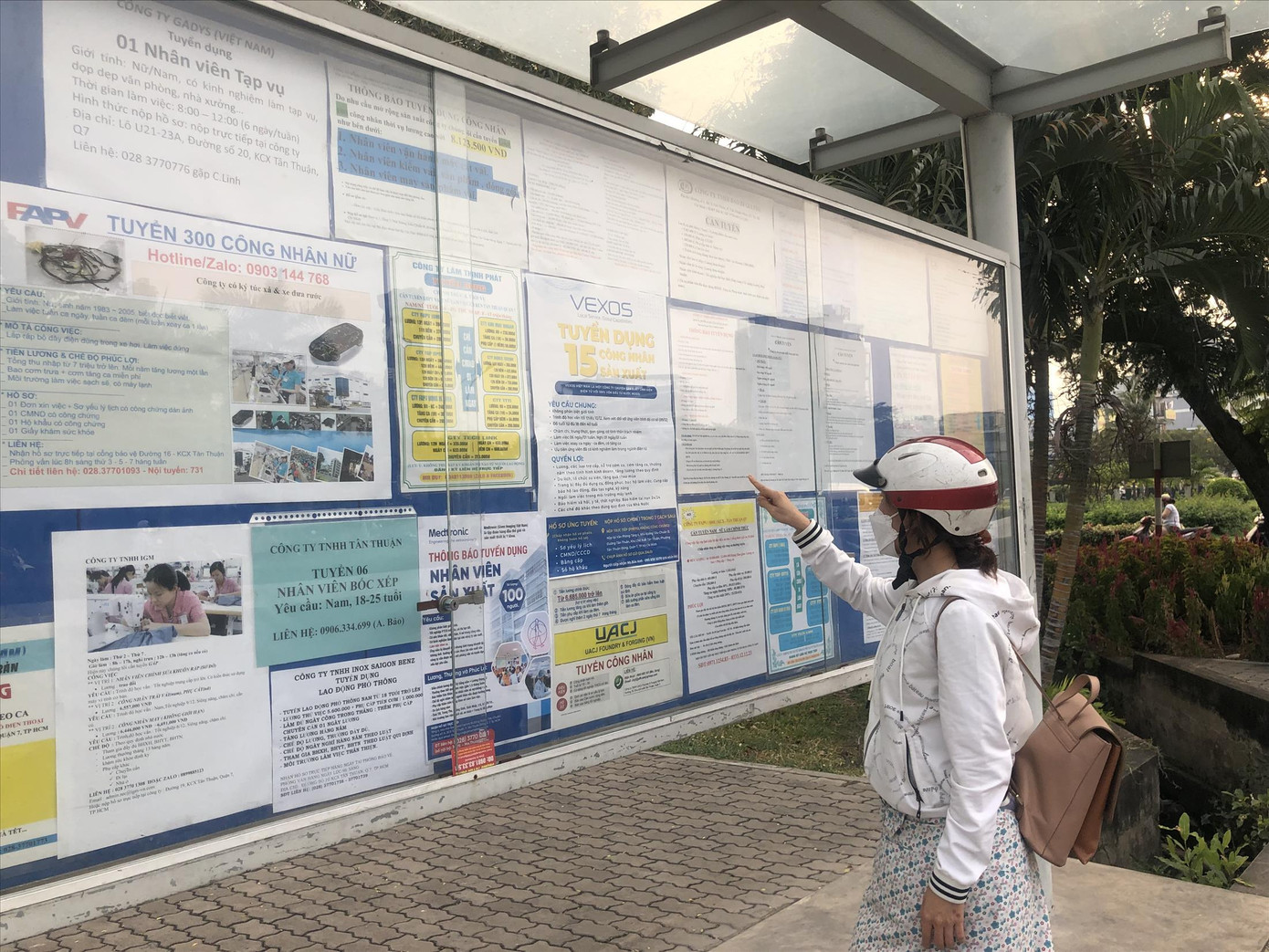 Công nhân đọc nhu cầu tuyển dụng lao động tại khu chế xuất Tân Thuận (quận 7). Ảnh: U.P Công nhân đọc nhu cầu tuyển dụng lao động tại khu chế xuất Tân Thuận (quận 7). Ảnh: U.P