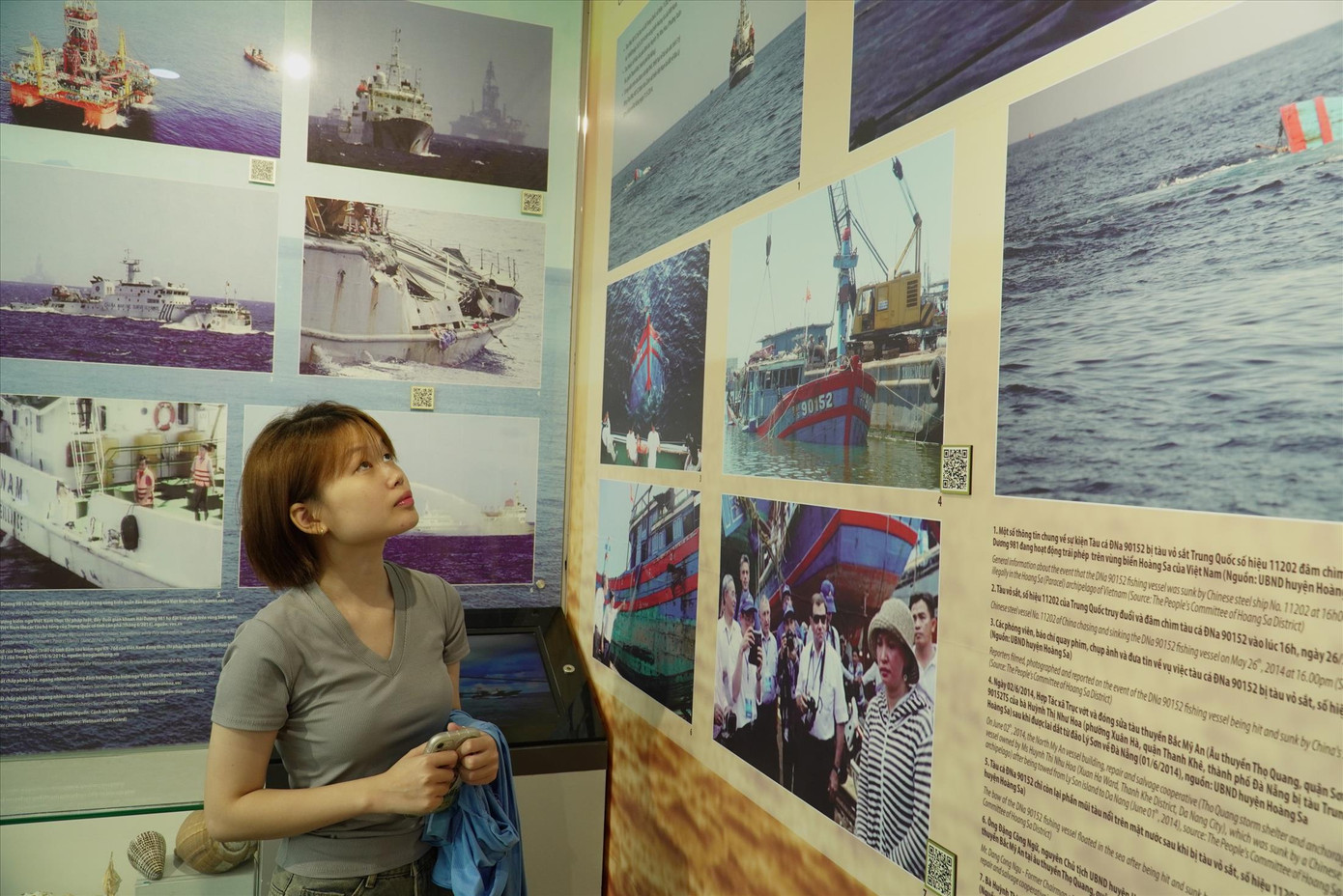 Hình ảnh tàu cá ĐNa 90152 bị tàu Trung Quốc đâm chìm níu chân bạn trẻ. Ảnh: Thanh Hiền Hình ảnh tàu cá ĐNa 90152 bị tàu Trung Quốc đâm chìm níu chân bạn trẻ. Ảnh: Thanh Hiền