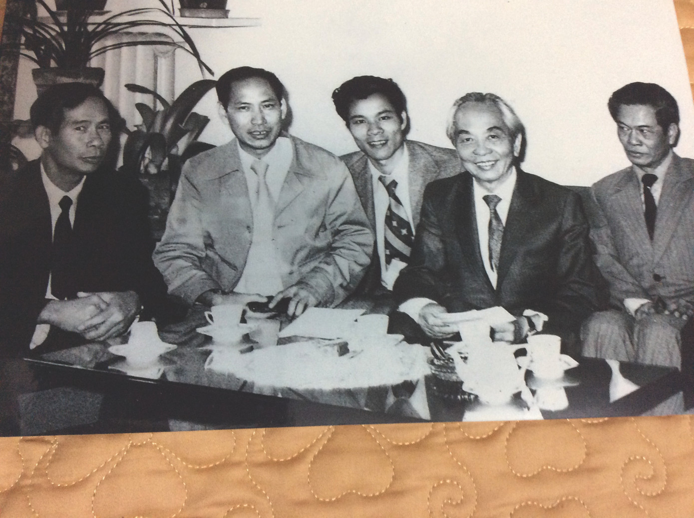 Tác giả Tạ Minh Châu người ngồi giữa ở hàng sau