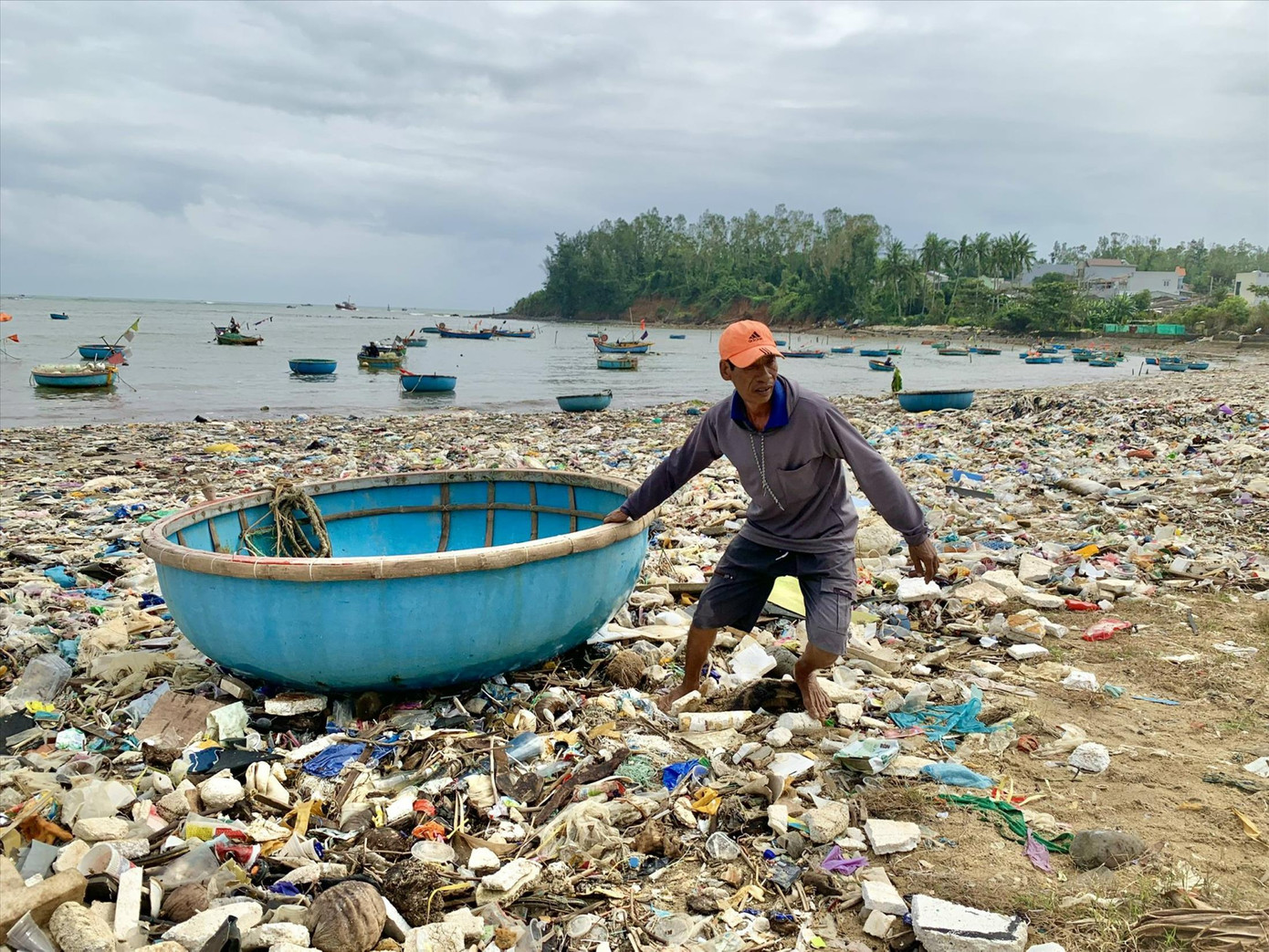 Người dân thôn An Vĩnh, xã Tịnh Kỳ, thành phố Quảng Ngãi sống chung với rác Ảnh: Nguyễn Ngọc
