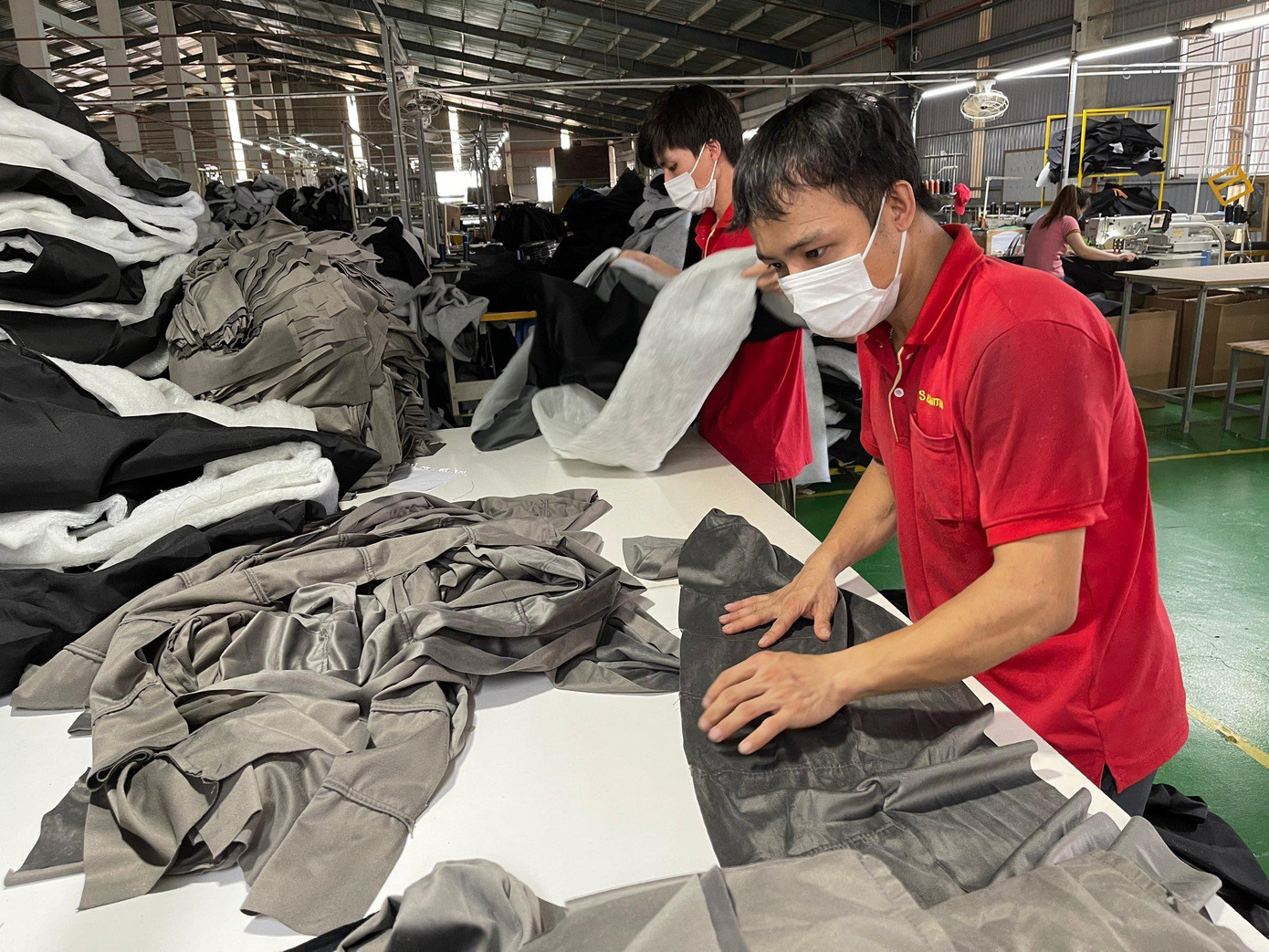 Công nhân Công ty CP S Furniture nỗ lực hoàn thành đơn hàng chuẩn bị xuất sang Mỹ, Canada Ảnh: U.P