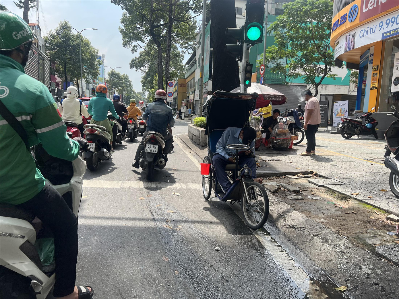 Người giả dạng ăn xin trên đường Ba Tháng Hai (quận 10) trưa ngày 10/10. Ảnh: U.P Người giả dạng ăn xin trên đường Ba Tháng Hai (quận 10) trưa ngày 10/10. Ảnh: U.P