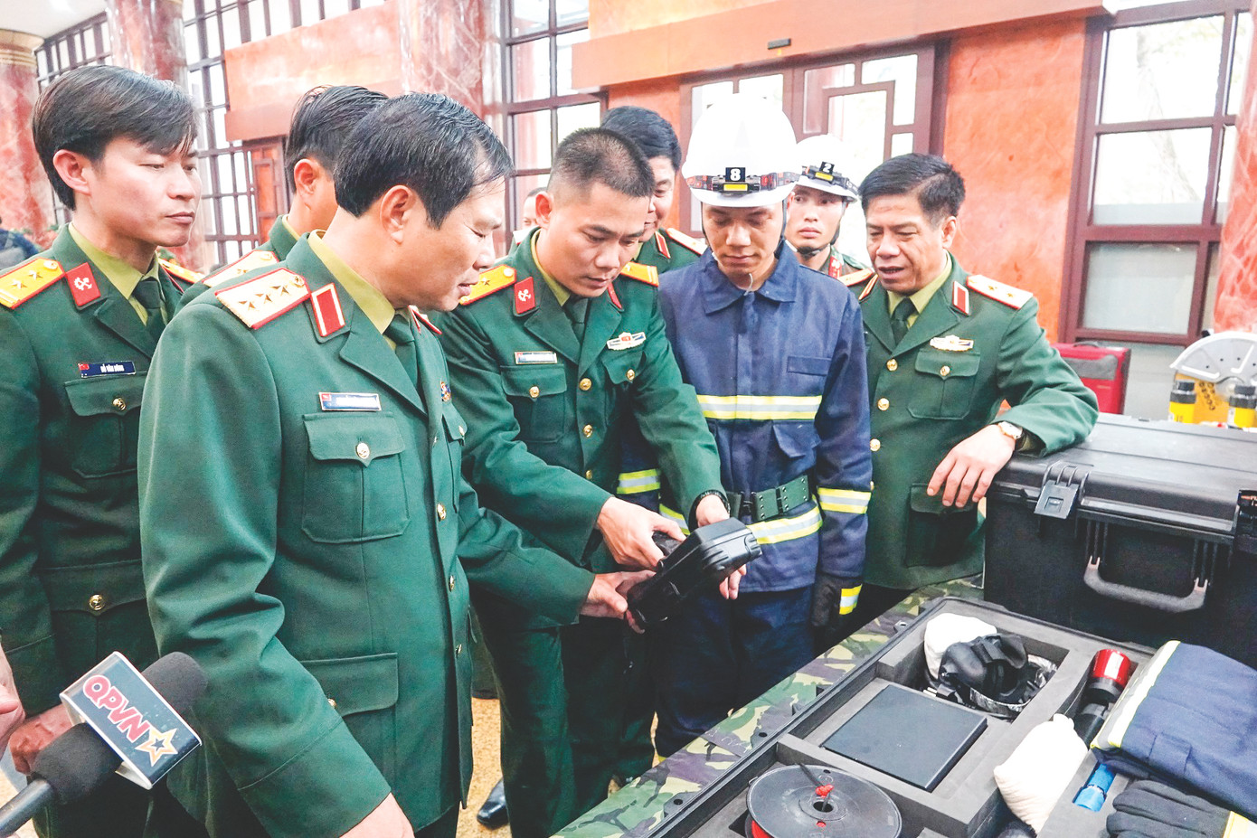 Tổng Tham mưu trưởng Nguyễn Tân Cương kiểm tra các trang thiết bị chuyên dụng của lực lượng Công binh trước khi bay sang Thổ Nhĩ Kỳ làm nhiệm vụ quốc tế. ẢNH: NGUYỄN MINH