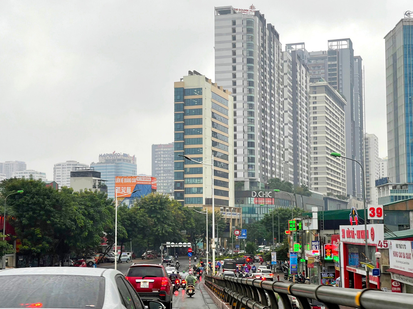 Tuyến đường Lê Văn Lương với nhiều cao ốc bị điều chỉnh quy hoạch, nâng tầng không đúng được nêu trong Kết luận Thanh tra Bộ Xây dựng (ảnh: Như Ý).