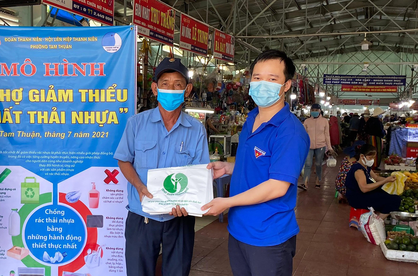 Anh Trần Văn Hiếu, Bí thư Đoàn phường Tam Thuận tặng túi sinh học cho tiểu thương, duy trì mô hình Chợ không rác thải nhựa Anh Trần Văn Hiếu, Bí thư Đoàn phường Tam Thuận tặng túi sinh học cho tiểu thương, duy trì mô hình Chợ không rác thải nhựa