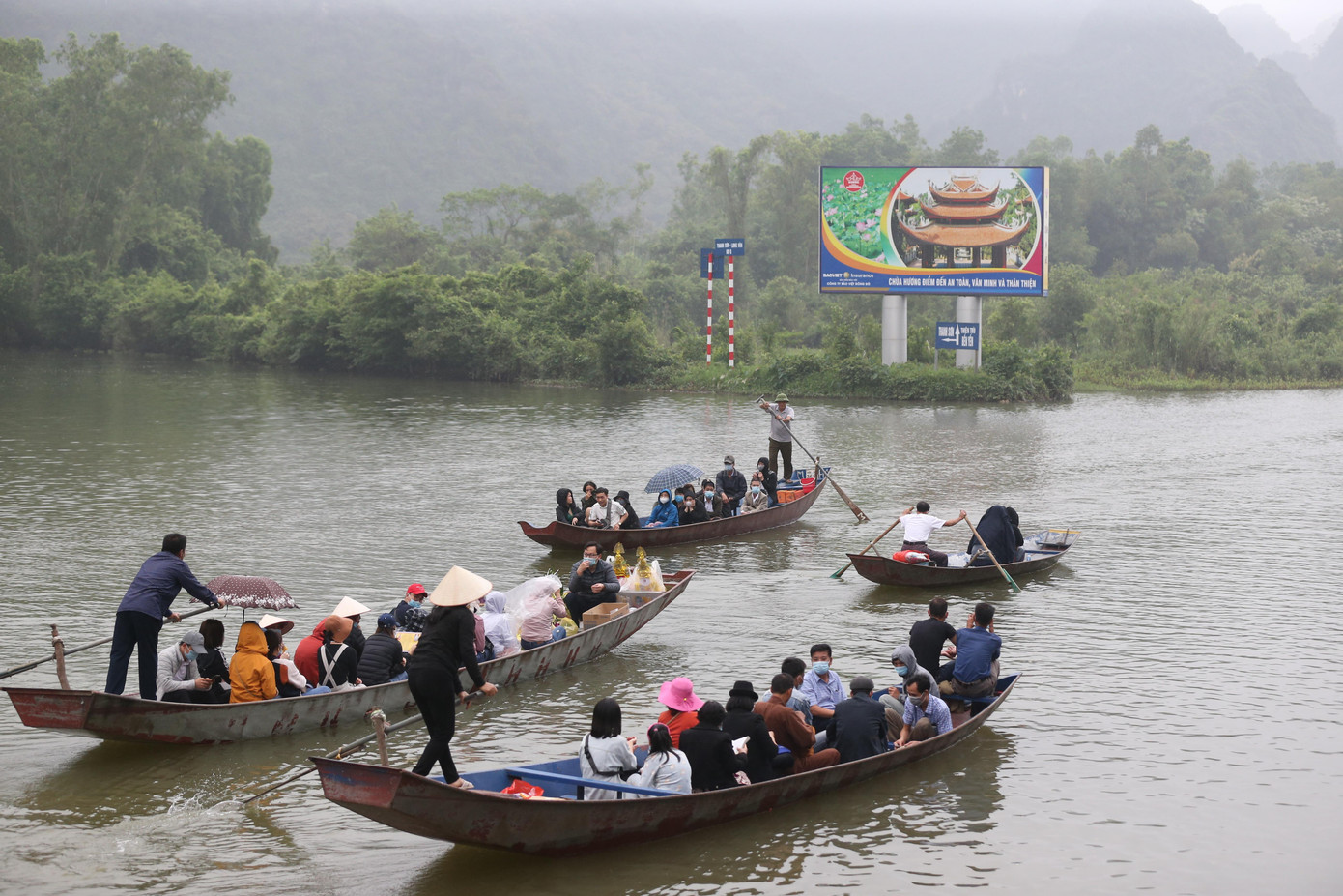 Thời điểm chưa có dịch, lễ hội chùa Hương đón hàng vạn du khách mỗi năm