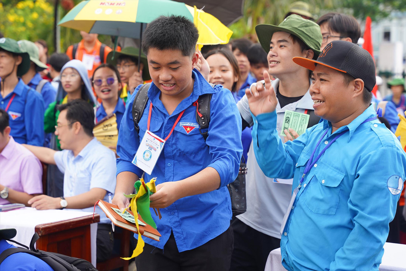 Sân khấu hô hát bài chòi thu hút rất đông các bạn trẻ Ảnh: Giang Thanh