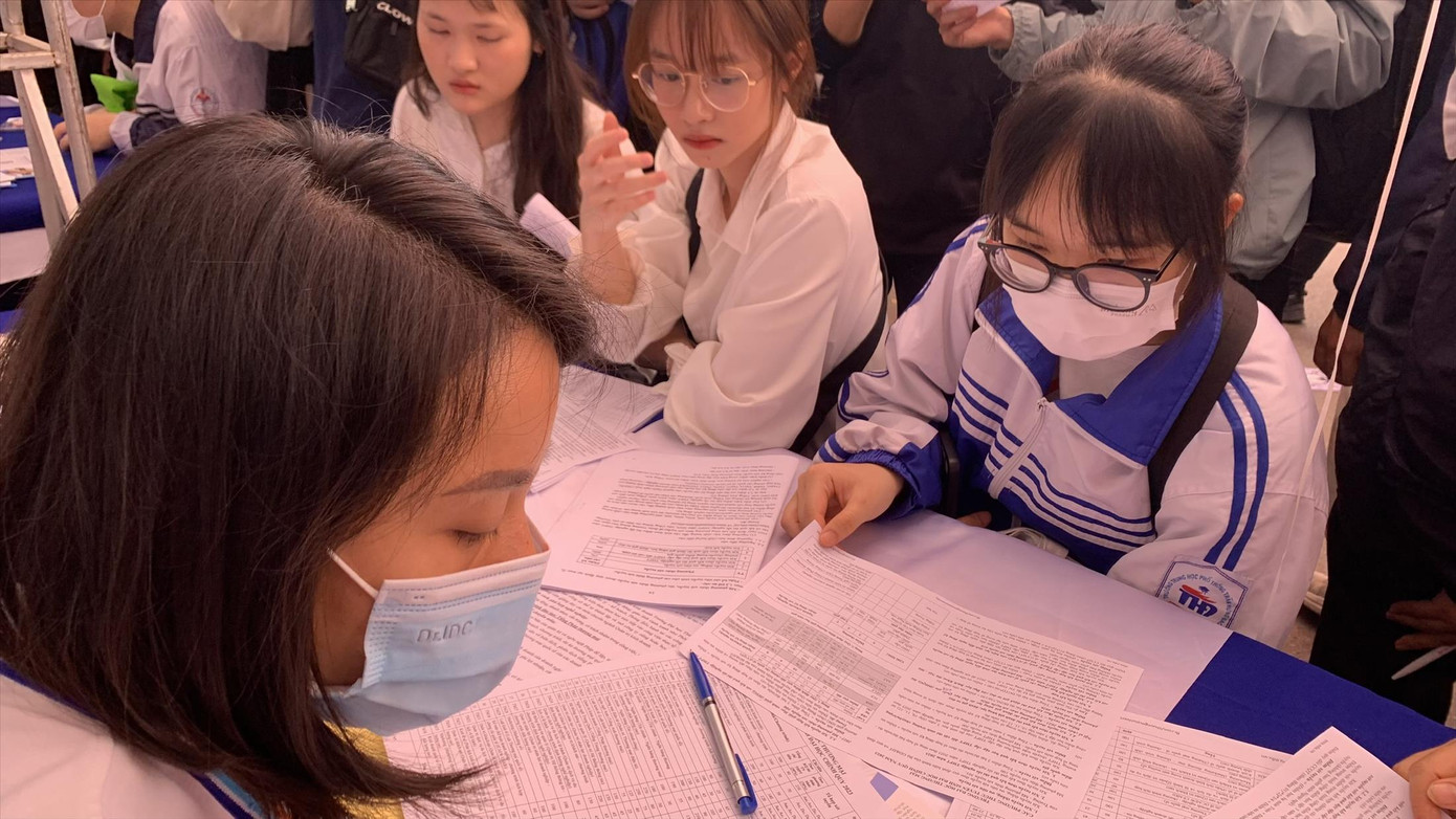 Thí sinh có nhiều lựa chọn xét tuyển sớm, trường ĐH lo ảo. Ảnh: Mạnh Thắng