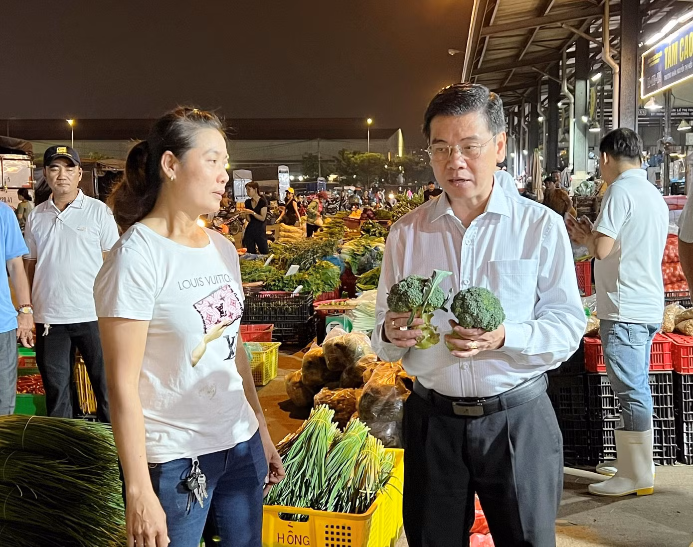 Phó Chủ tịch UBND TPHCM Nguyễn Văn Dũng trò chuyện cùng tiểu thương chợ đầu mối Bình Điền. Ảnh: U.P