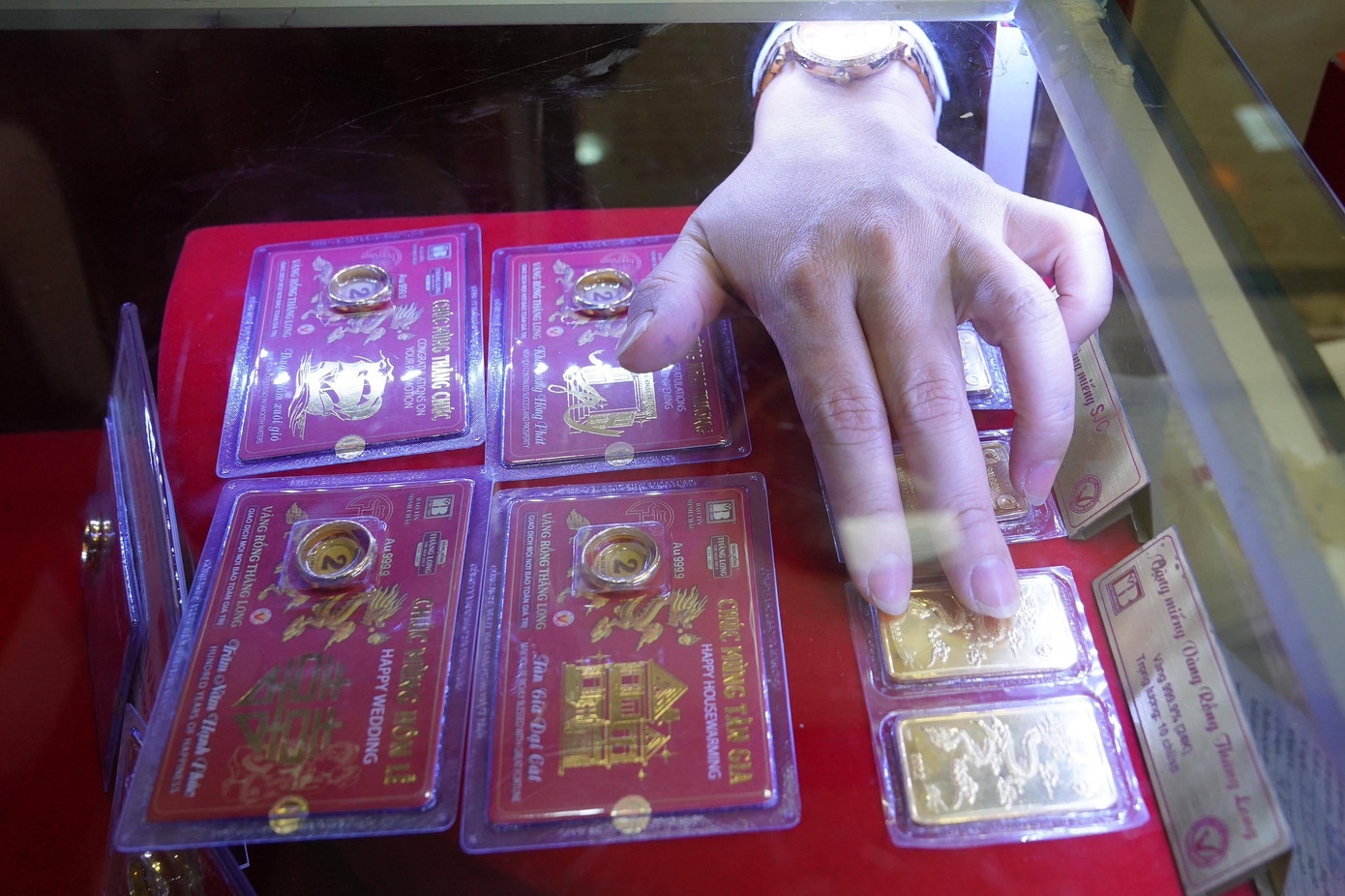 Giá vàng miếng SJC và vàng nhẫn đều tăng sốc - Ảnh: Như Ý Giá vàng miếng SJC và vàng nhẫn đều tăng sốc - Ảnh: Như Ý