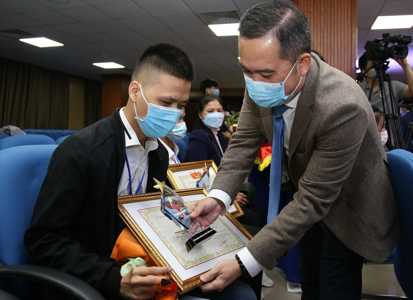 Nguyễn Đức Nghị nhận Bằng khen của T.Ư Hội LHTN Việt Nam trong chương trình “Tỏa sáng nghị lực Việt” năm 2021 Nguyễn Đức Nghị nhận Bằng khen của T.Ư Hội LHTN Việt Nam trong chương trình “Tỏa sáng nghị lực Việt” năm 2021