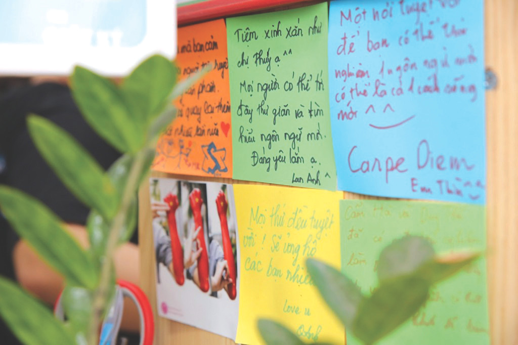 Những mẩu giấy xinh xắn ghi lại những lời nhắn nhủ của khách hàng khi đến với “Giặt là sáng”