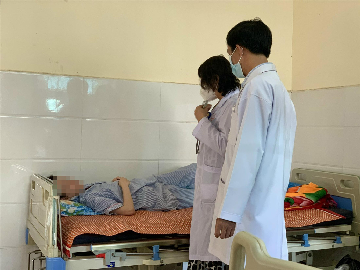 Bác sỹ Bệnh viện tâm thần Quảng Ngãi đang theo dõi điều trị khoảng 6.000 bệnh nhân Ảnh: Nguyễn Ngọc