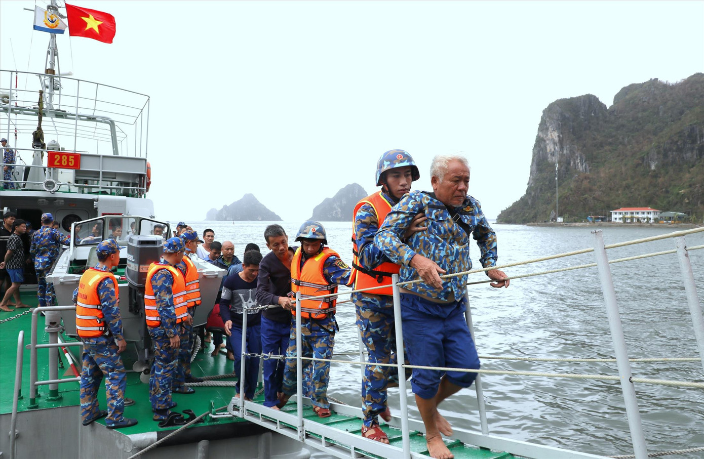 Bộ đội Hải quân đưa người dân gặp nạn trên biển vào bờ an toàn, ngày 8/9 Bộ đội Hải quân đưa người dân gặp nạn trên biển vào bờ an toàn, ngày 8/9