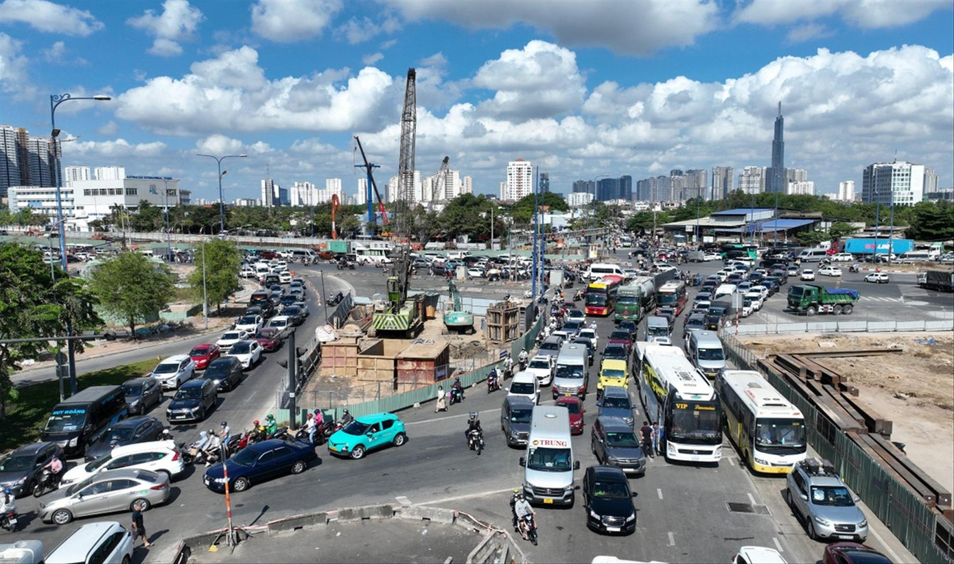 Giao thông ùn ứ ở khu vực nút giao An Phú - điểm kết nối cao tốc TPHCM - Long Thành - Dầu Giây Ảnh: H.H