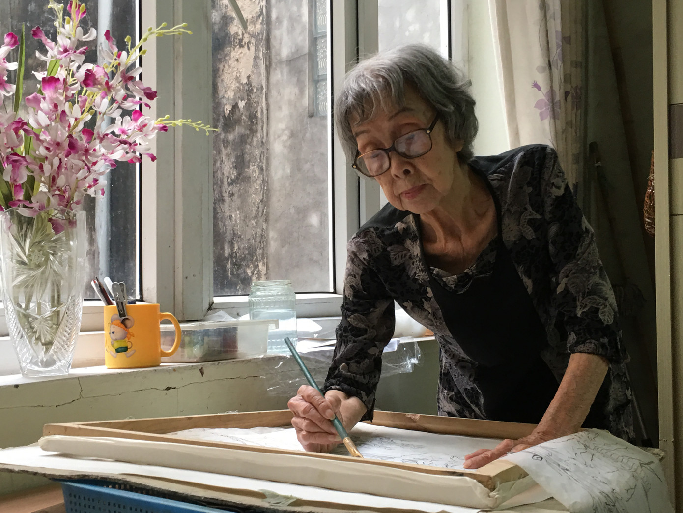 Họa sĩ Nguyễn Minh Mỹ 90 tuổi mà vẫn cầm cọ vẽ. Họa sĩ Nguyễn Minh Mỹ 90 tuổi mà vẫn cầm cọ vẽ.