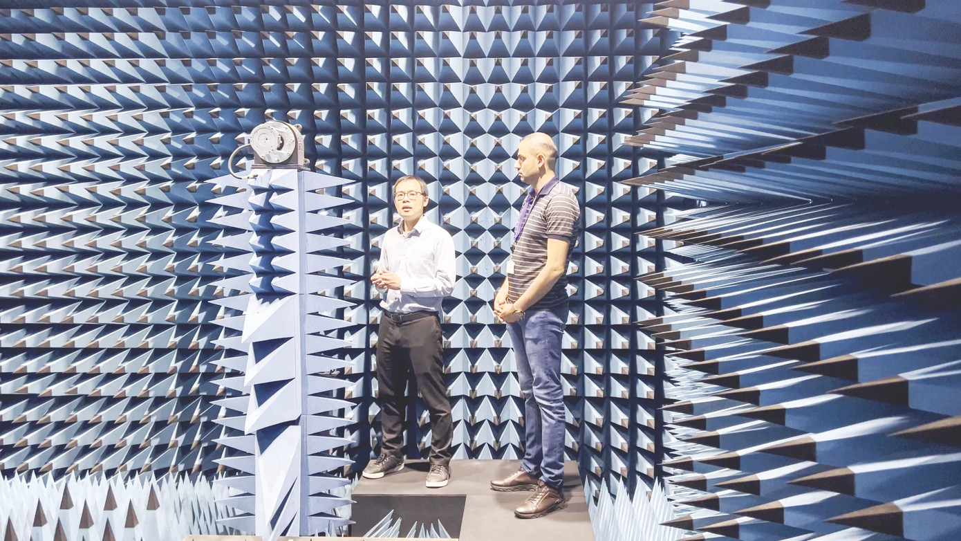 PGS.TS Ngô Quốc Hiển làm việc trong phòng thí nghiệm Anechoic Chamber, Trung tâm đổi mới không dây, Đại học Queen’s Belfast