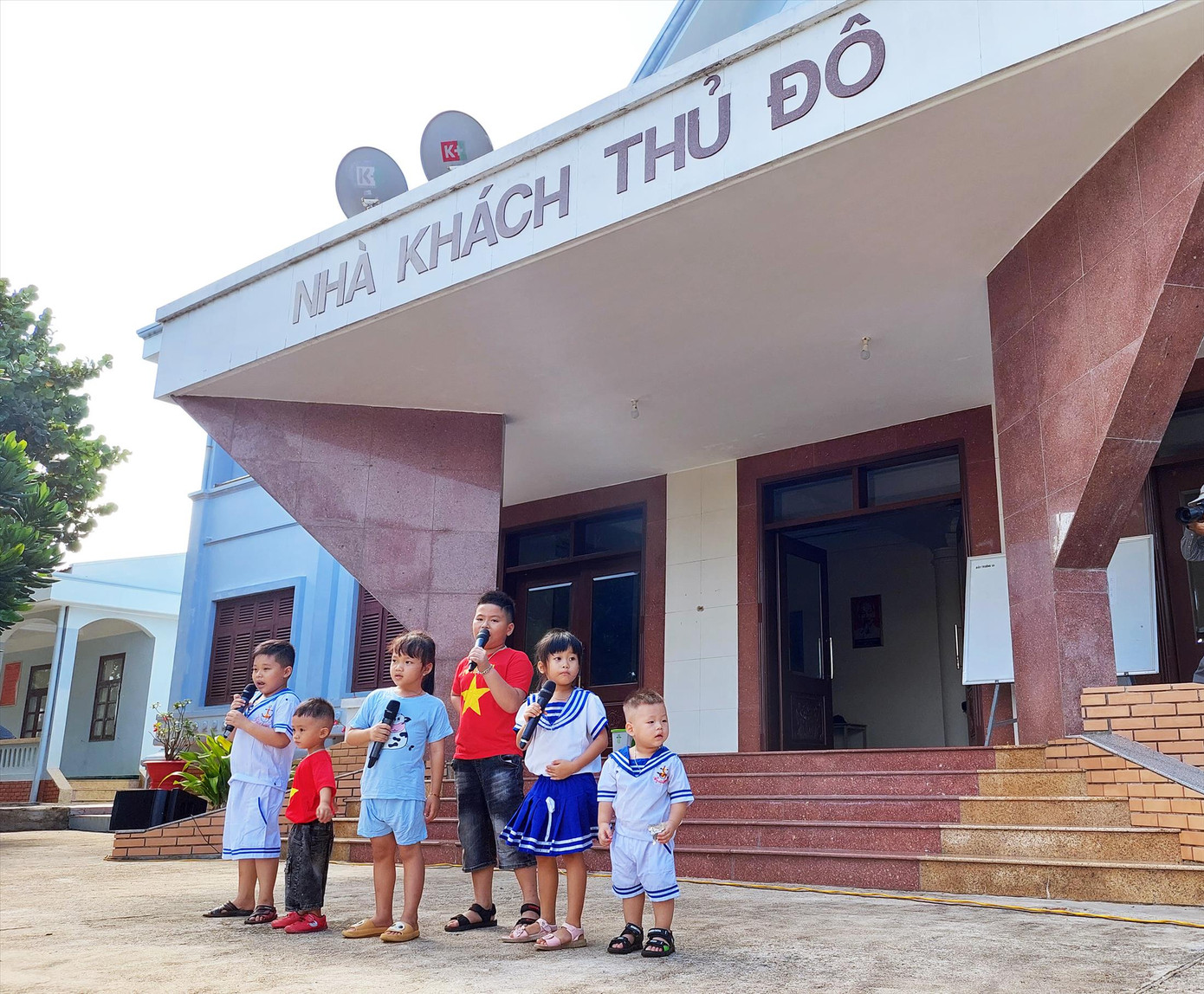 Các cháu thiếu nhi con em ngư dân trên đảo Trường Sa lớn đồng ca trong trang phục hải quân do các chú bộ đội may tặng. Ảnh: Trần Tuấn.