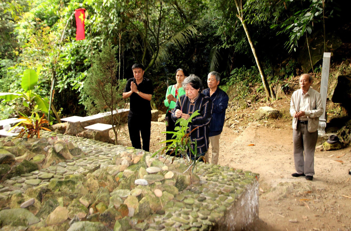 Giáo sư sử học Lê Văn Lan, kỹ sư, luật sư Vũ Đình Thảo, nhà văn Lã Thanh Tùng, nhà văn Đào Ngọc Du và bà Bùi Thị Bảy thắp hương trước ngôi mộ đôi của hai tiền nhân Đinh Lăng và Quách Mị Dung. Giáo sư sử học Lê Văn Lan, kỹ sư, luật sư Vũ Đình Thảo, nhà văn Lã Thanh Tùng, nhà văn Đào Ngọc Du và bà Bùi Thị Bảy thắp hương trước ngôi mộ đôi của hai tiền nhân Đinh Lăng và Quách Mị Dung.