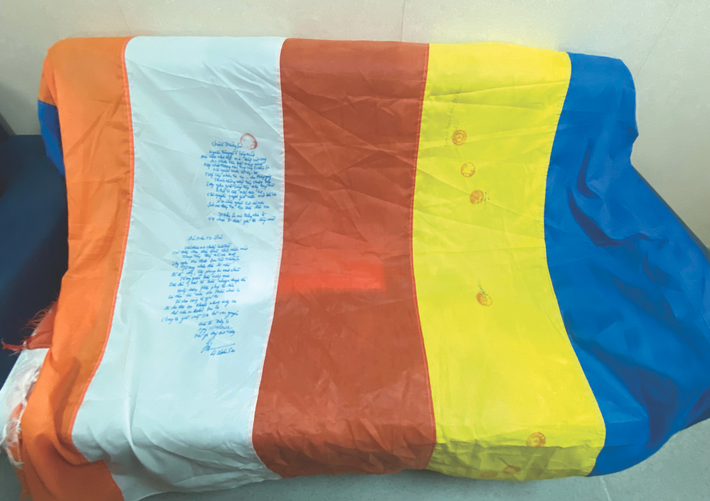 Lá cờ Phật có chép 2 bài thơ “Chùa ở Trường Sa” và “Áo nâu ra đảo”. Ảnh: Lê Xuân Sơn Lá cờ Phật có chép 2 bài thơ “Chùa ở Trường Sa” và “Áo nâu ra đảo”. Ảnh: Lê Xuân Sơn