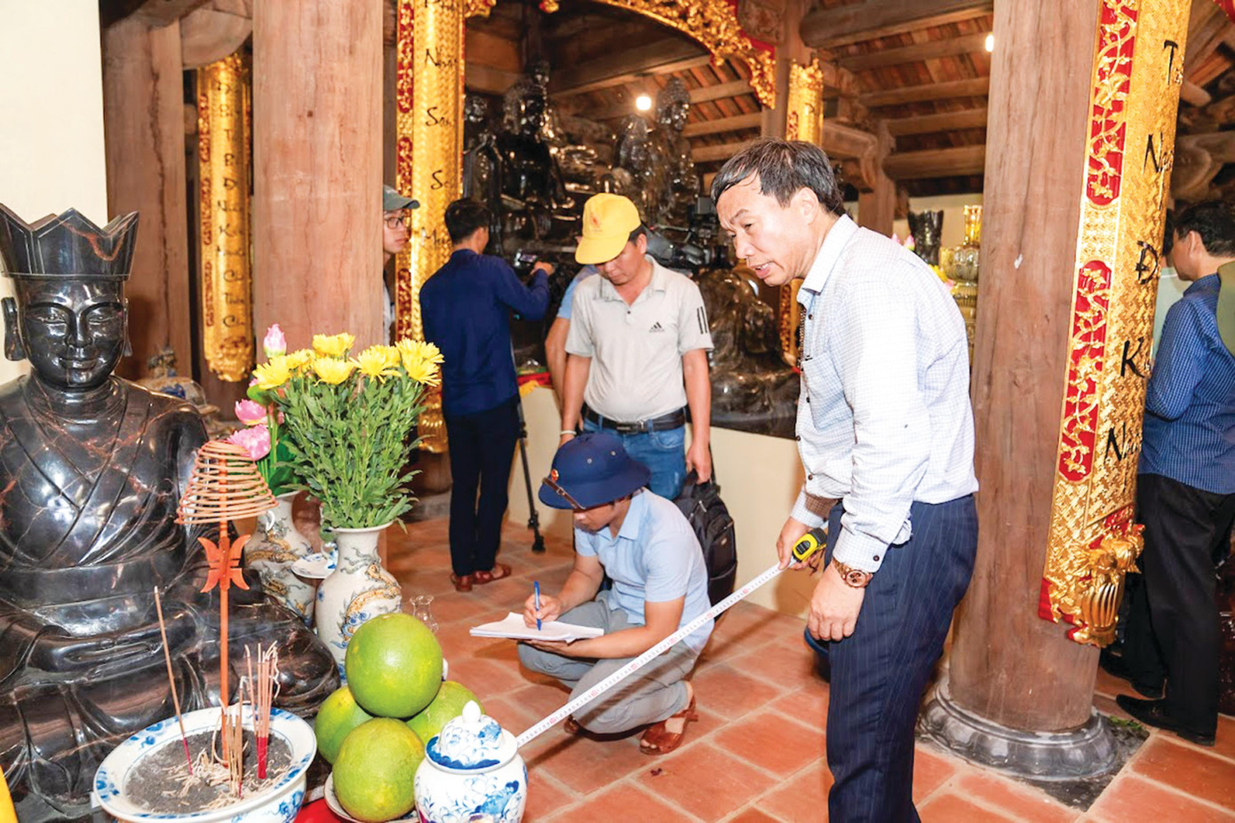 Hình ảnh quen thuộc của doanh nhân Nguyễn Văn Trường tại các ngôi chùa ở Trường Sa. Ảnh: Đỗ Thành Luân Hình ảnh quen thuộc của doanh nhân Nguyễn Văn Trường tại các ngôi chùa ở Trường Sa. Ảnh: Đỗ Thành Luân