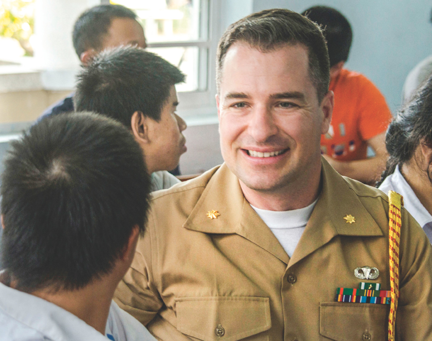 Đại tá Mason không giấu được cảm xúc trước những đứa trẻ ở Trung tâm bảo trợ nạn nhân chất độc da cam và trẻ em bất hạnh. Ảnh: Văn Chương