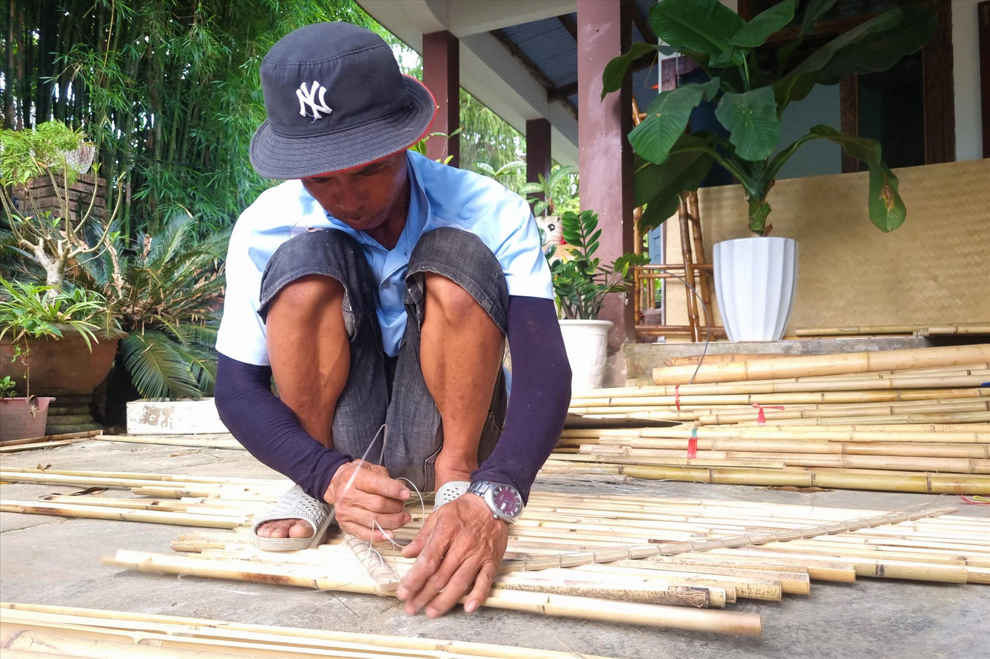 Việc tìm thợ làm ra các sản phẩm từ tre, dừa rất khó khăn do phần lớn đã chuyển sang làm du lịch. Ảnh: T.H