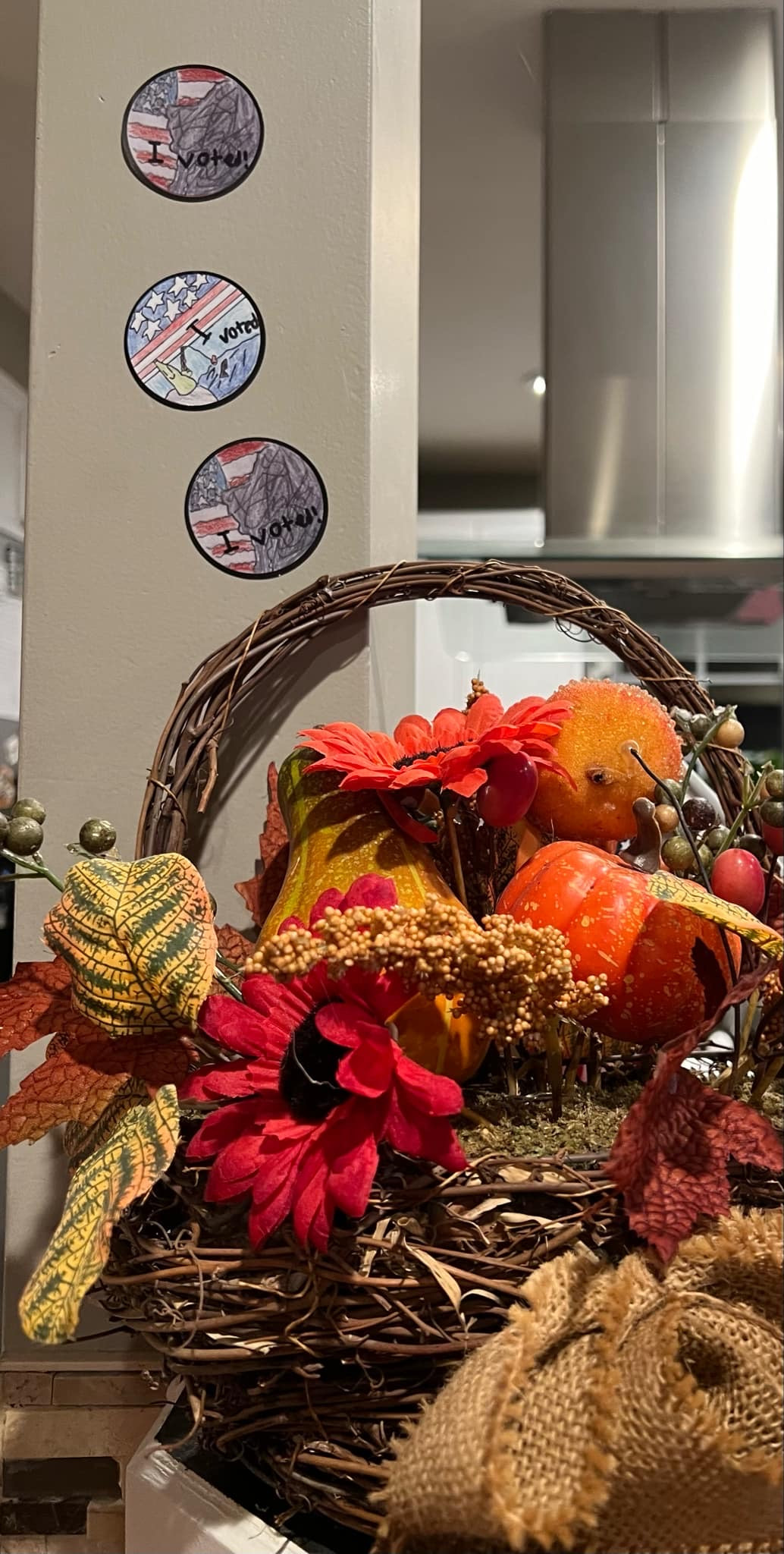 Ba người trong một gia đình cử tri Mỹ sau khi đi bỏ phiếu ngày 5/11 mang về 3 sticker “I voted” (Tôi đã bỏ phiếu), dán lên tường làm kỷ niệm và mong chờ chính quyền mới mang lại những thay đổi tích cực hơn. Ảnh: Tâm Ngô