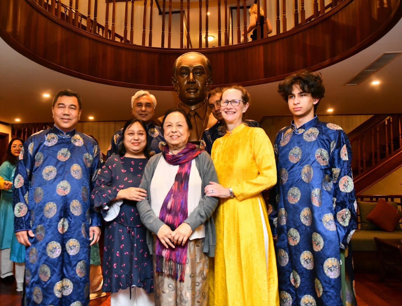 Du khách quốc tế trải nghiệm áo dài trên du thuyền cao cấp Ảnh: Đăng Khoa Du khách quốc tế trải nghiệm áo dài trên du thuyền cao cấp Ảnh: Đăng Khoa