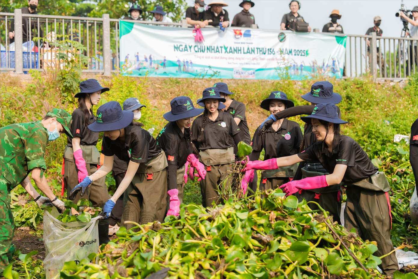 Các cô gái dọn rác ở kênh Rạch Lăng, TPHCM để chứng minh bản lĩnh và tầm vóc của thế hệ người đẹp hôm nay