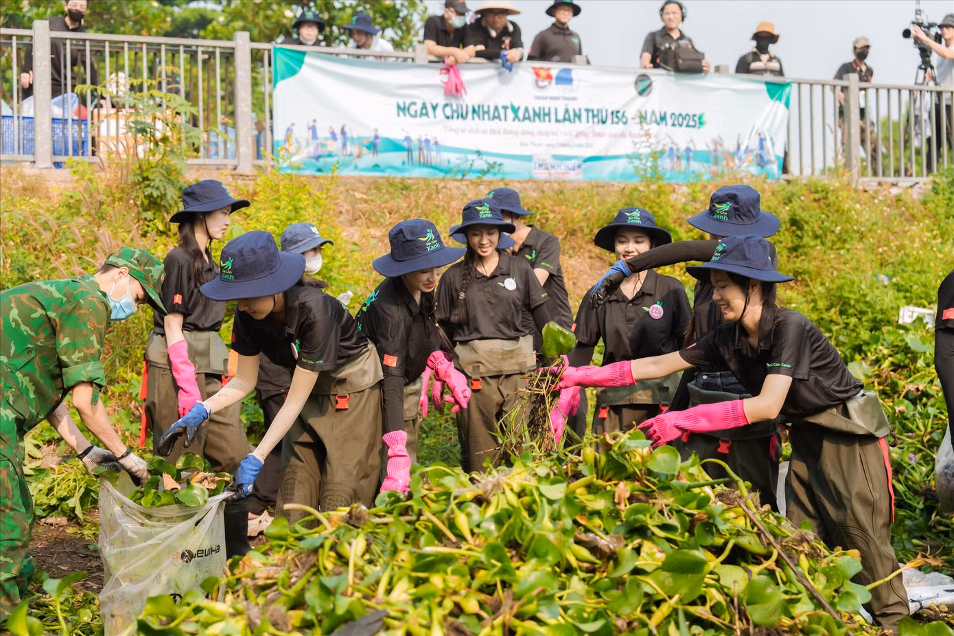 Các cô gái dọn rác ở kênh Rạch Lăng, TPHCM để chứng minh bản lĩnh và tầm vóc của thế hệ người đẹp hôm nay