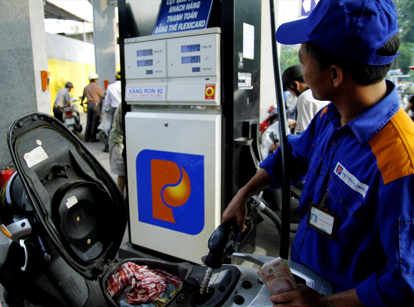 Doanh nghiệp xăng dầu lo bị lỗ kéo dài. Ảnh: Như Ý Doanh nghiệp xăng dầu lo bị lỗ kéo dài. Ảnh: Như Ý