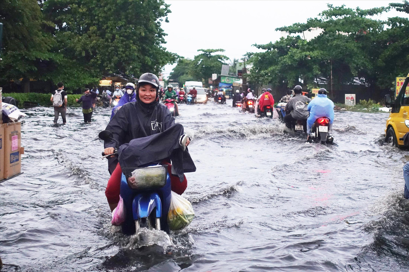 Nhiều khu vực tại TPHCM đang bị ngập nặng sau mưa lớn Ảnh: Hữu Huy Nhiều khu vực tại TPHCM đang bị ngập nặng sau mưa lớn Ảnh: Hữu Huy