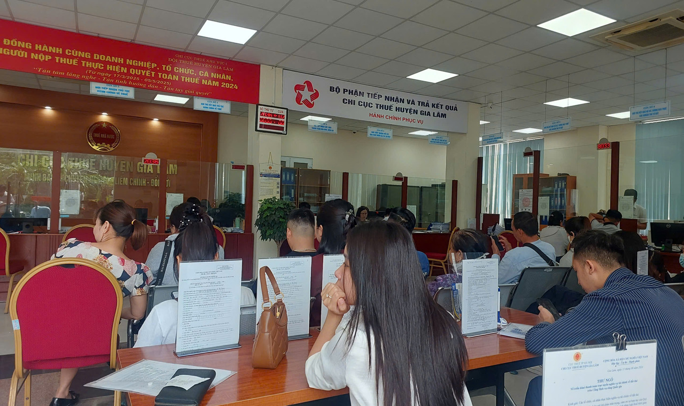 Nhiều hộ kinh doanh xếp hàng chờ làm thủ tục thuế tại Hà Nội
