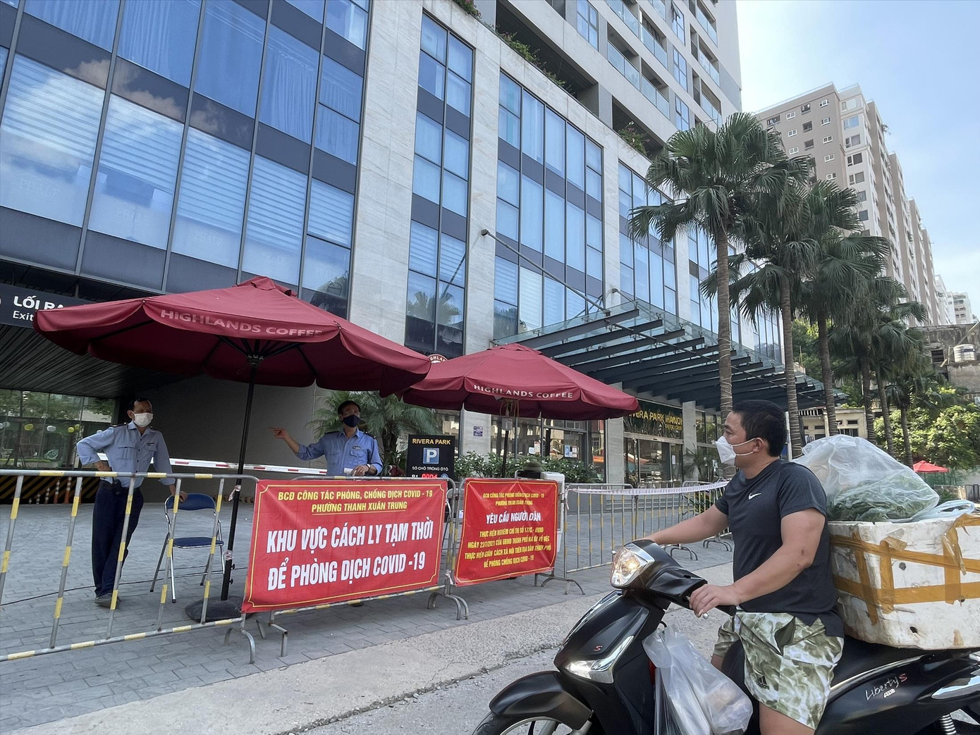 Chung cư Rivera Park, 69 Vũ Trọng Phụng bị phong tỏa, cách ly tạm thời để phòng chống dịch COVID-19 Ảnh: Như Ý Chung cư Rivera Park, 69 Vũ Trọng Phụng bị phong tỏa, cách ly tạm thời để phòng chống dịch COVID-19 Ảnh: Như Ý