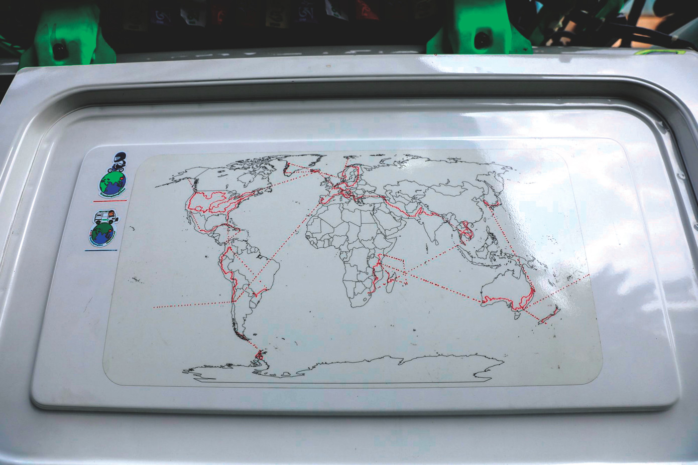 Tấm bản đồ thế giới được Khoa vẽ lên xe là hành trình của chuyến đi đầu tiên Tấm bản đồ thế giới được Khoa vẽ lên xe là hành trình của chuyến đi đầu tiên