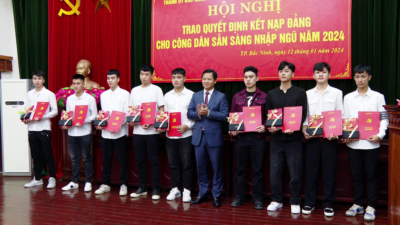 Nhiều thanh niên viết đơn tình nguyện nhập ngũ ở Bắc Ninh được kết nạp Đảng