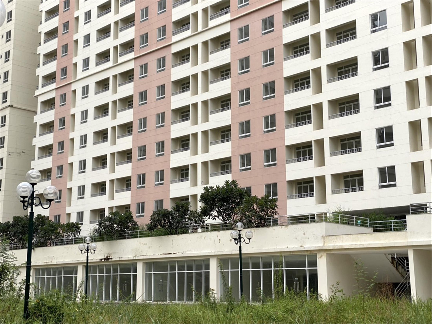 Các căn hộ tái định cư tại Khu đô thị mới Thủ Thiêm bị bỏ hoang, đã bắt đầu xuống cấp Các căn hộ tái định cư tại Khu đô thị mới Thủ Thiêm bị bỏ hoang, đã bắt đầu xuống cấp